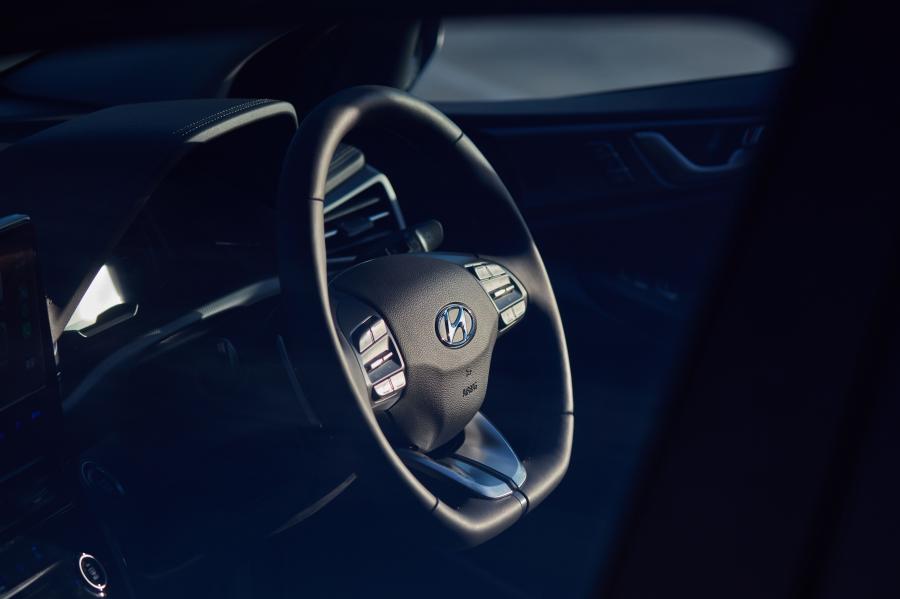 Детали интерьера Hyundai IONIQ electric (AE) 2019 года  (AU) (фото 28 из 35)